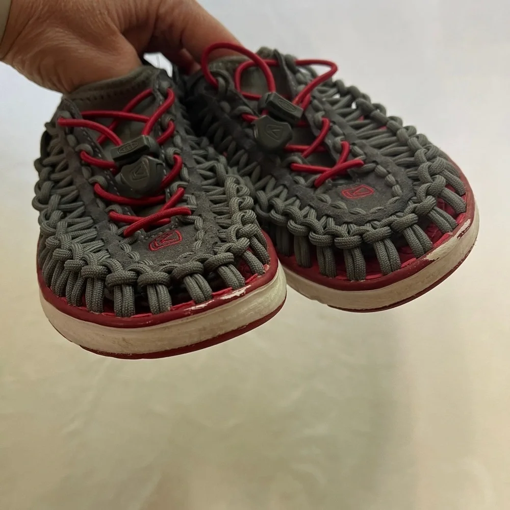 KEEN Uneek Big Kids Outdoor Sports Sandals Gray/Red Size 4 Preowned